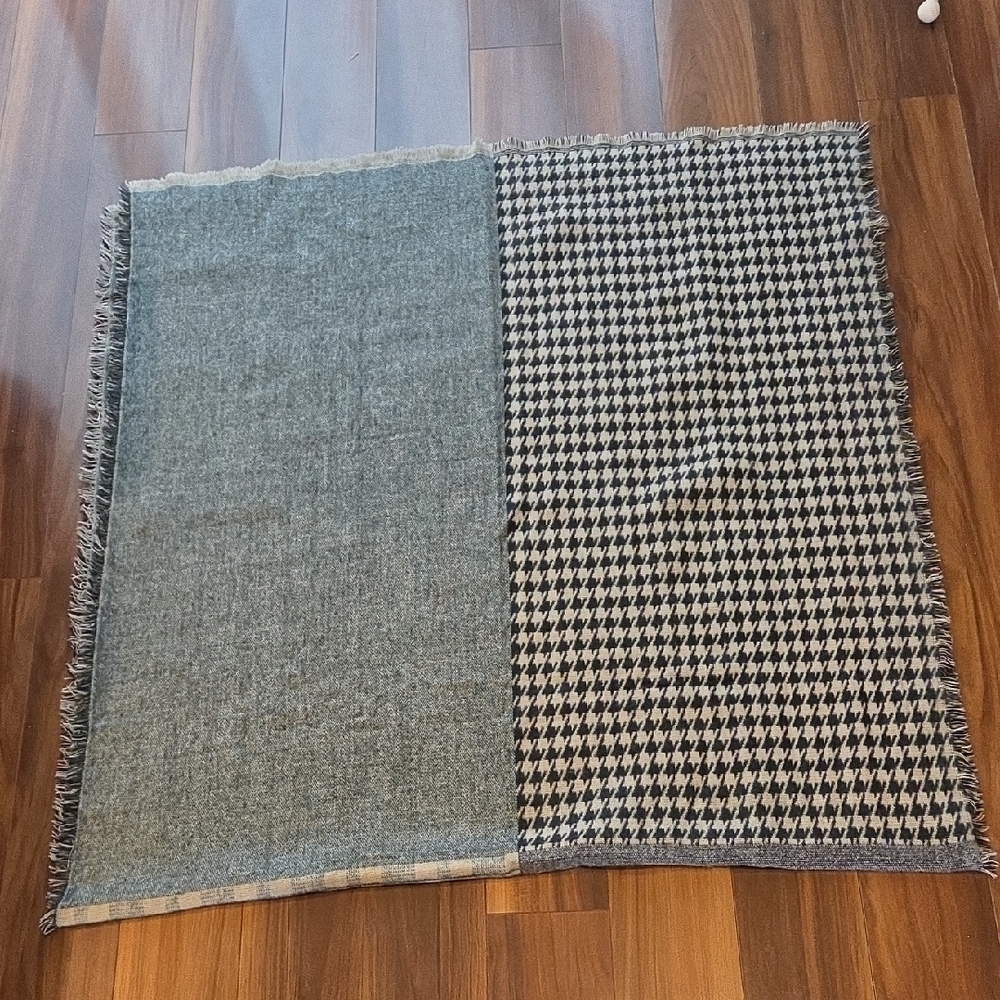 Reversible Gray and Black Houndstooth Scarf